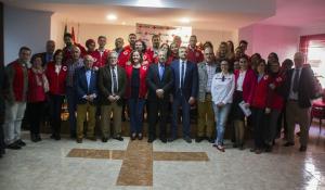 Los presidentes de Cruz Roja España, Granada y Motril con un grupo de voluntarios.