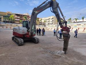 Las máquinas han empezado este lunes a trabajar sobre el solar. 