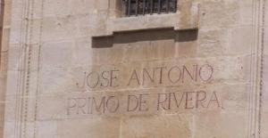 Rótulo con el nombre de Primo de Rivera en los muros del Sagrario.
