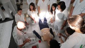 Profesionales de la UCI enseñana estudiantes de Medicina cómo ahcer una rcp.