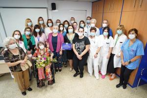 Profesionales y pacientes tras la presentación de la guía. 