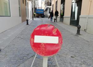 Cartel de prohibido en una calle de la capital. 
