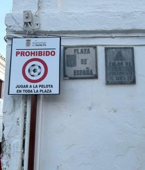 Fotografía con el cartel instalado en la histórica plaza. 