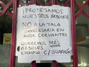 Cartel contra la tala de árboles en Cervantes.