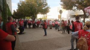 Protesta ante el teatro de CajaGranada, donde se celebró el acto que reunió a representantes del banco y de las instituciones de Granada.