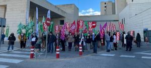 La movilización se ha celebrado este jueves a las puertas del Hospital San Cecilio.