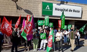 Protesta en el Hospital de Baza contra los despidos.