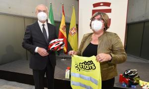 La Diputación dotará a los centros con cascos, chalecos y kits de reparación. 