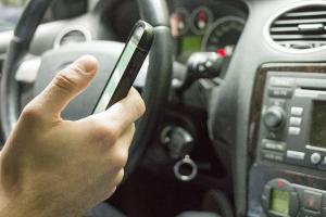 En la pasada campaña hubo 164 sanciones en Granada por usar el móvil conduciendo. 