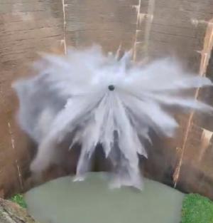 Momento de la apertura del desagüe de fondo de la presa de Quéntar, que roza el 90% de su capacidad.