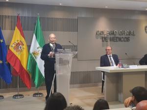 Rafael Pichardo Navarro, durante su intervención en su homenaje en el Colegio de Médicos de Granada.