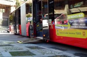 Rampa de acceso a un bus urbano.