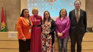 Raquel Jiménez, en el centro, con la presidenta de Parkinson Granada y directivos del Virgen de las Nieves.