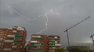 Espectacular imagen de un rayo esta tarde en la capital. 