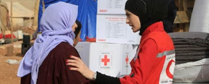 Una voluntaria de la Media Luna Roja atiende a una refugiada.