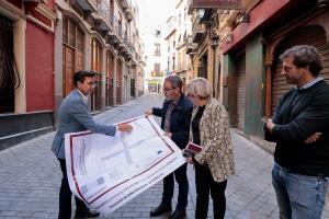 El alcalde y los concejales de Urbanismo y Cultura en la visita a la calle.