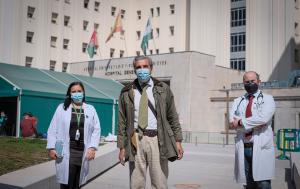 El paciente, médico de profesión, entre la gerente y el jefe de Cirugía Cardiovascular del Virgen de las Nieves.