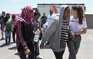 Voluntarias de Cruz Roja atienden a algunas de las mujeres a su llegada al Puerto de Motril.