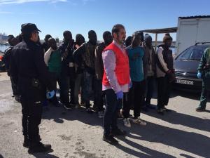 Las personas rescatadas son atendidas por Cruz Roja a su llegada al Puerto.