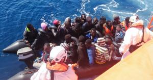 Momento del rescate de los inmigrantes en alta mar. 