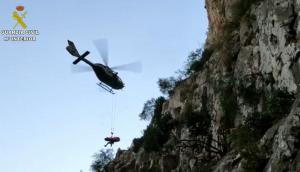 La peligrosa aproximación del helicóptero a la pared de roca. 
