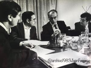 José Vida Soria en una reunión.