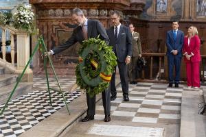El rey Felipe VI durante la ofrenda al Gran Capitán tras la reunión anual de las cinco Reales Maestranzas de Caballería en el Real Monasterio de San Jerónimo.