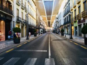 Impactante imagen de la calle Reyes Católicos de la capital.