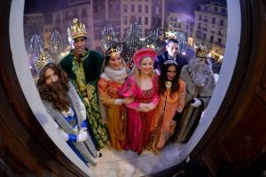 Los Reyes Magos y las Reinas, en el balcón del Ayuntamiento de Granada.