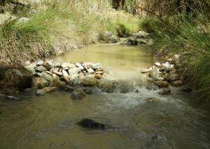 Una de las presas permeabilizadas para recuperar la continuidad del caudal del río. 