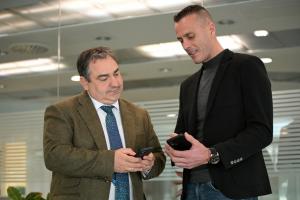 Eduardo Martos (izq.) observa el nuevo grupo de alertas en el móvil.