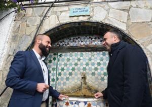 El alcalde de Soportújar y el presidente de la Diputación, junto a una de las fuentes del municipio.