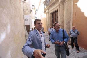 Francisco Cuenca y Baldomero Oliver a las puertas de la Casa Ágreda. 