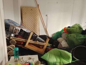 Enseres revueltos en la vivienda de la mujer afectada. 