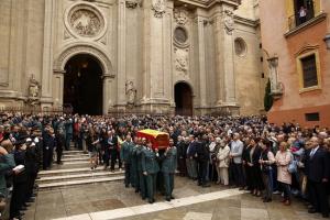 Salida del féretro del funeral que se ofició en la Catedral de Granada. 