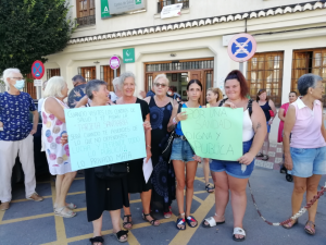 Concentración, este martes 2 de agosto, en el centro de salud de Salobreña.