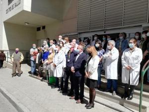 Profesionales y usuarios del Centro de Salud Zaidín Sur, en un minuto de silencio para recordar a las enfermeras fallecidas.