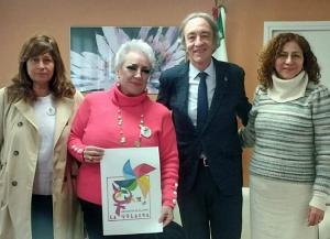 Las representantes de La Volaera con el delegado de Salud y Consumo.