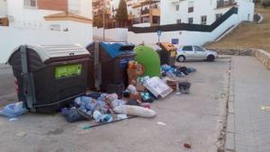 Imagen de los contenedores llenos de basura este miércoles a las 7.30 horas.