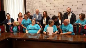 El alcalde y los representantes de los grupos municipales con las vecinas de Santa Adela.