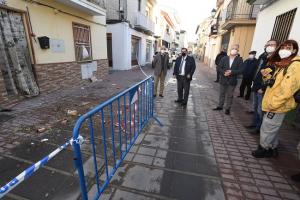 Imagen de una visita, tras los terremotos, del presidente de la Diputación a Santa Fe.