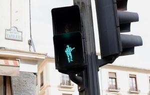Seis semáforos de la ciudad darán paso en el Día de la Cruz con flamencos.