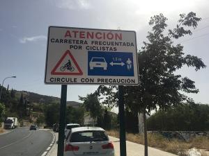 Señales instaladas en la Carretera de la Sierra.