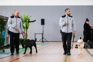 Senda y Malibú, con sus instructores. 