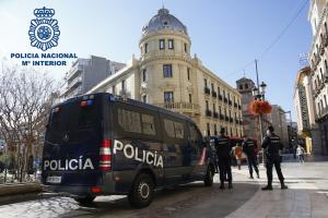 Dotación policial en servicio en la zona centro de Granada.