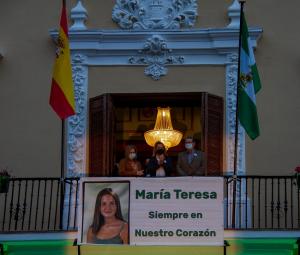 En la fachada del Ayuntamiento de Motril se ha desplegado una gran pancarta en recuerdo de María Teresa.