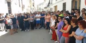 El pueblo de Guadahortuna expresa su dolor en la concentración del mediodía.