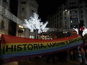 Detalle de la reciente protesta por la retirada de símbolos LGTBI.