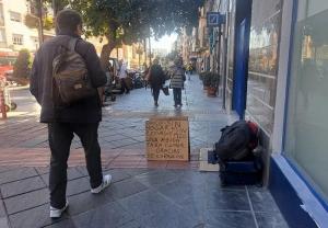 Pertenencias de una persona sin hogar en una céntrica calle de Granada.
