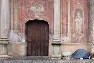 Pertenencias de una persona sin hogar en la puerta de la Iglesia de Santo Domingo.